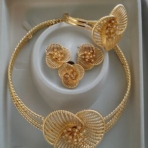 Elegant Gold Floral Necklace Set